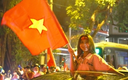 Cổ động viên Hà Nội "đi bão" xuyên đêm vì "về cũng không ngủ được"