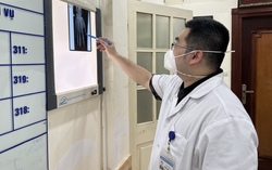 Nát bàn tay do vừa chơi điện tử vừa sạc điện thoại