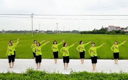 Phụ nữ Hải Dương mặc áo bà ba biểu diễn dân vũ thể thao