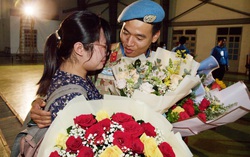 Chiến sĩ mũ nồi xanh vỡ òa xúc động trong vòng tay vợ con ngày trở về