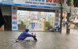 Hà Nội: Nhiều phương tiện giao thông "bơi" trong nước sau trận mưa lớn