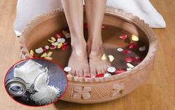 Ngâm chân bằng nước muối vào 9h tối, 6 lợi ích khiến bạn bất ngờ