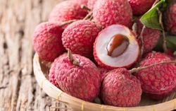 Bà đẻ ăn vải thiều được không?