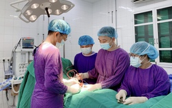 "Vỡ trứng" khi đá bóng, nam thanh niên nhập viện gấp