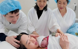 Hotmom Hà Nội sinh thường con thứ 6, gây ấn tượng với thân hình thon gọn