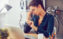 Đau đầu ở dân văn phòng phải làm gì?