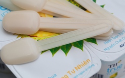 TH tiến hành giảm 50% lượng thìa sữa chua dùng một lần, chung tay giảm rác thải nhựa