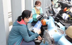 Thi vào lớp 10 ở TPHCM: Con hồi hộp, mẹ "đội nắng" chờ ngoài cổng trường