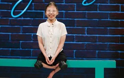 Nữ sinh 24 năm đi bằng đầu gối lan tỏa nghị lực sống