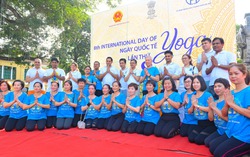 "Yoga vì nhân loại" trên phố đi bộ Hồ Gươm