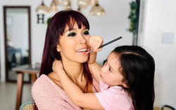 Sáng sớm con gái đã ăn vạ ầm ĩ, siêu mẫu Hà Anh có cách dạy rất khéo
