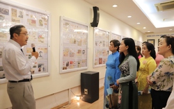 Trưng bày tem và vật phẩm bưu chính về Bác Hồ
