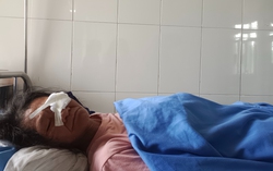 Suýt hỏng mắt khi đi cuốc đất