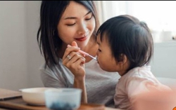 Con 2 tuổi nặng 20kg, mẹ GenZ tự hào vì nuôi “mát tay”, bác sĩ cảnh báo điều tai hại