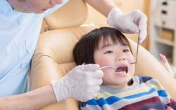 Nhổ răng sữa cho trẻ như thế nào để an toàn, bố mẹ có nên tự nhổ tại nhà cho con?