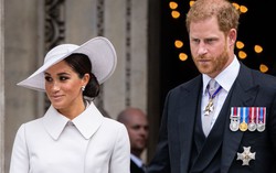 Vợ chồng Meghan Markle rơi vào cảnh bế tắc vì hành vi không đúng với hoàng gia