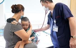 Vượt gần 700km, bác sĩ cứu bệnh nhi bị sốc phản vệ bằng kỹ thuật ECMO