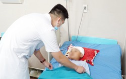 Va vào con bò khiến bé bị chấn thương sọ não