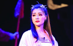 Diễn viên Tố Uyên: “Tôi tin sân khấu đang hồi sinh”