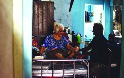 Một ngày của đôi vợ chồng già nương tựa vào nhau 