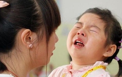 Con đòi bố mẹ phải mua nhà mới vì "nhà các bạn toàn biệt thự"