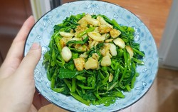 Bí quyết siêu đơn giản xào rau muống xanh giòn