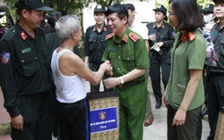 Bộ Tư lệnh CSCĐ thăm, tặng quà người già và trẻ khuyết tật