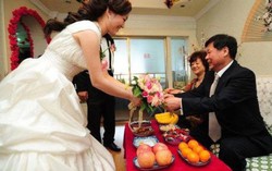 Tiệc cưới mẹ chồng cố tình trao 10 cây vàng giả, chị dâu nói câu bà bần thần day dứt