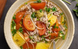 Chỉ cần 10 phút để có món canh chua thịt băm đưa cơm ngày nắng nóng