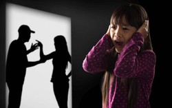 Con tổn thương vì bố mẹ bất đồng quan điểm