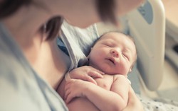 3 sự khác biệt điển hình nhất giữa trẻ sinh thường và sinh mổ