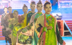 Áo dài trong Ngày hội Sen Huế 2022