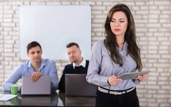 Nhìn gợi tình, nháy mắt liên tục bị coi là quấy rối tình dục: Mơ hồ và khó chứng minh