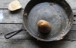 Cách làm sạch chảo gang cũ bằng muối, dầu ăn và khoai tây