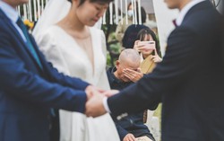 Cô dâu nhìn lễ đường rồi bật khóc, bố chú rể liên tục rơi nước mắt