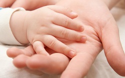 Móng tay bé có đốm trắng hạt gạo là dấu hiệu của thiếu chất gì?