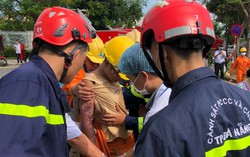 Nam thanh niên bị điện giật mắc kẹt trên cột điện