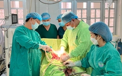 Cứu thai phụ chửa ngoài tử cung vỡ khi thai 28 tuần