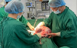 Cô gái 26 tuổi có khối u buồng trứng nặng 10kg