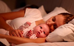Vì sao bé ngủ ngày thức đêm?