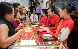 Giá vàng "bốc hơi" 5 triệu đồng/lượng khiến người mua "đứng ngồi không yên"