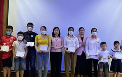 Bình Dương: Trao 40 sổ tiết kiệm từ chương trình “Mẹ đỡ đầu” cho trẻ em mồ côi 