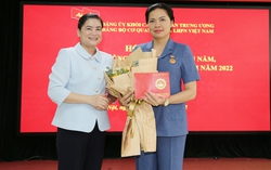 Chủ tịch Hội LHPNVN Hà Thị Nga nhận Kỷ niệm chương Vì sự nghiệp báo chí Việt Nam