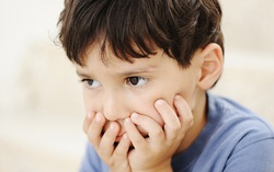 Trẻ thể hiện tính cách qua việc bị bố mẹ mắng