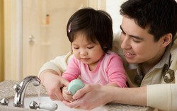 Những cột mốc "vàng" để dạy trẻ tự lập