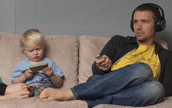 11 thói quen xấu từ bố mẹ mà trẻ dễ bắt chước nhất