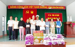 Lữ đoàn 146 tặng quà cho 30 gia đình liệt sỹ và người có công