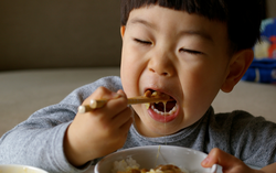 Mẹo giúp bé chuyển từ ăn cháo sang cơm, chỉ 3 ngày là hình thành thói quen