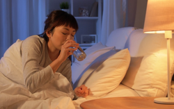 Uống nước ban đêm đúng cách mang lại 3 lợi ích cho sức khỏe