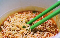 Một bát mì tôm chứa bao nhiêu calo?
